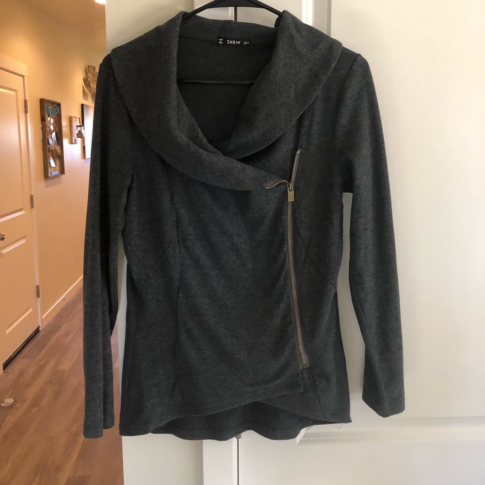 Long sleeve top with cross zipper